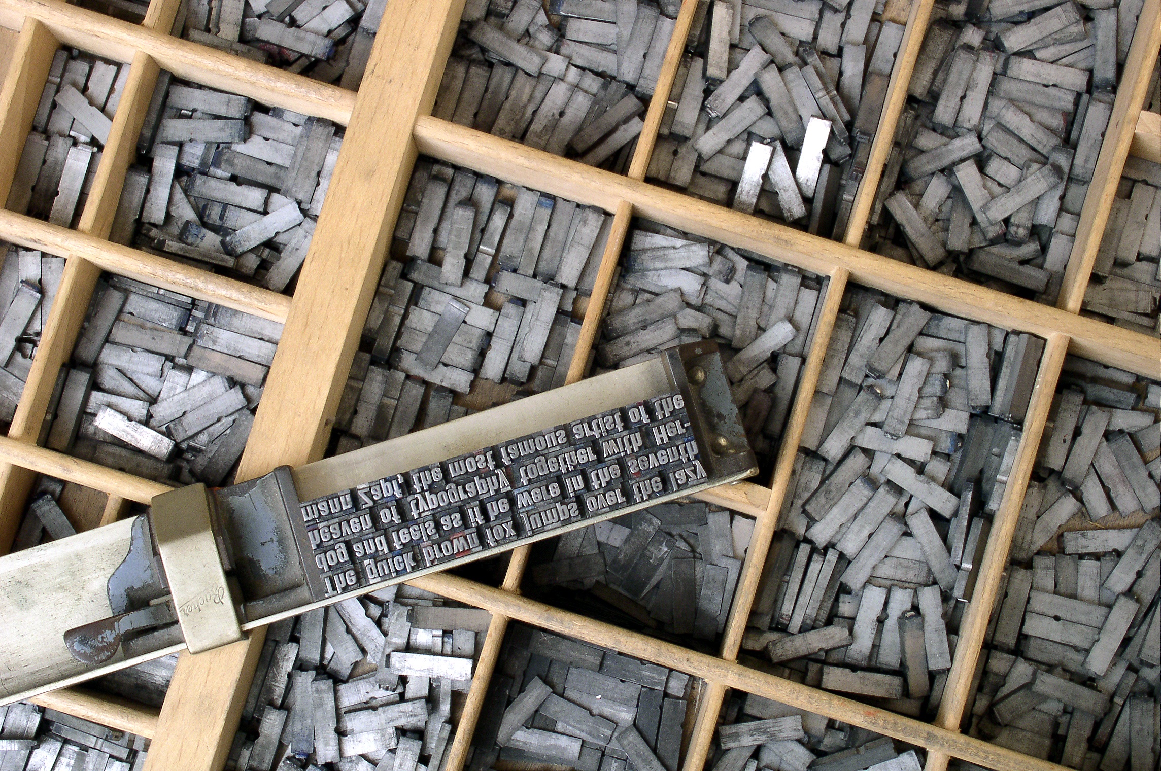 Fotos gratis madera piso tipografãa lavar material neumãtico fuente art filas letras hierro dirigir chatarra huella juego de plomo gutenberg impresiãn de libros neumãtico de automociãn conjunto de manos sala de