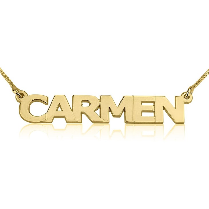 Collar con nombre en letras mayãºsculas
