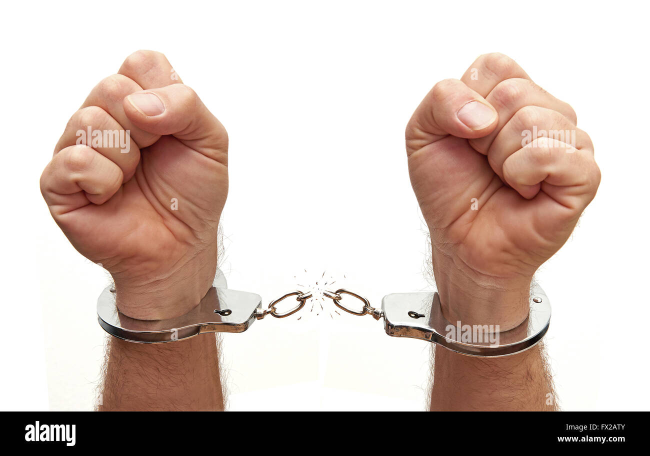Primer plano de una persona rompiendo las cadenas sobre el uso de posas metãlicas fotografãa de stock