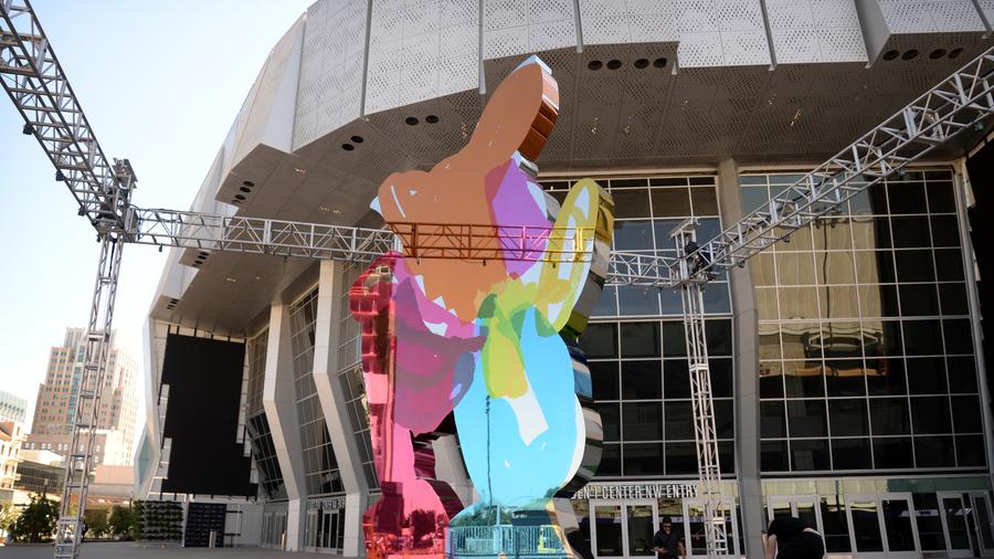Sacramento kings unveil golden center art pieces including jeff koons sculpture photos