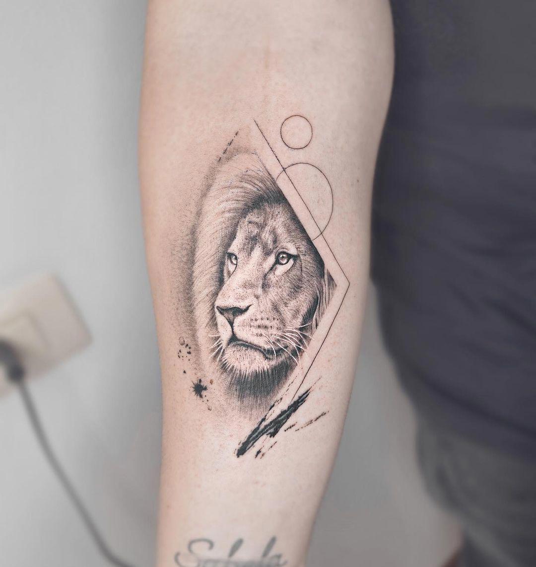 Tatuaj de leon realistas de familia rey leãn mandalasâ