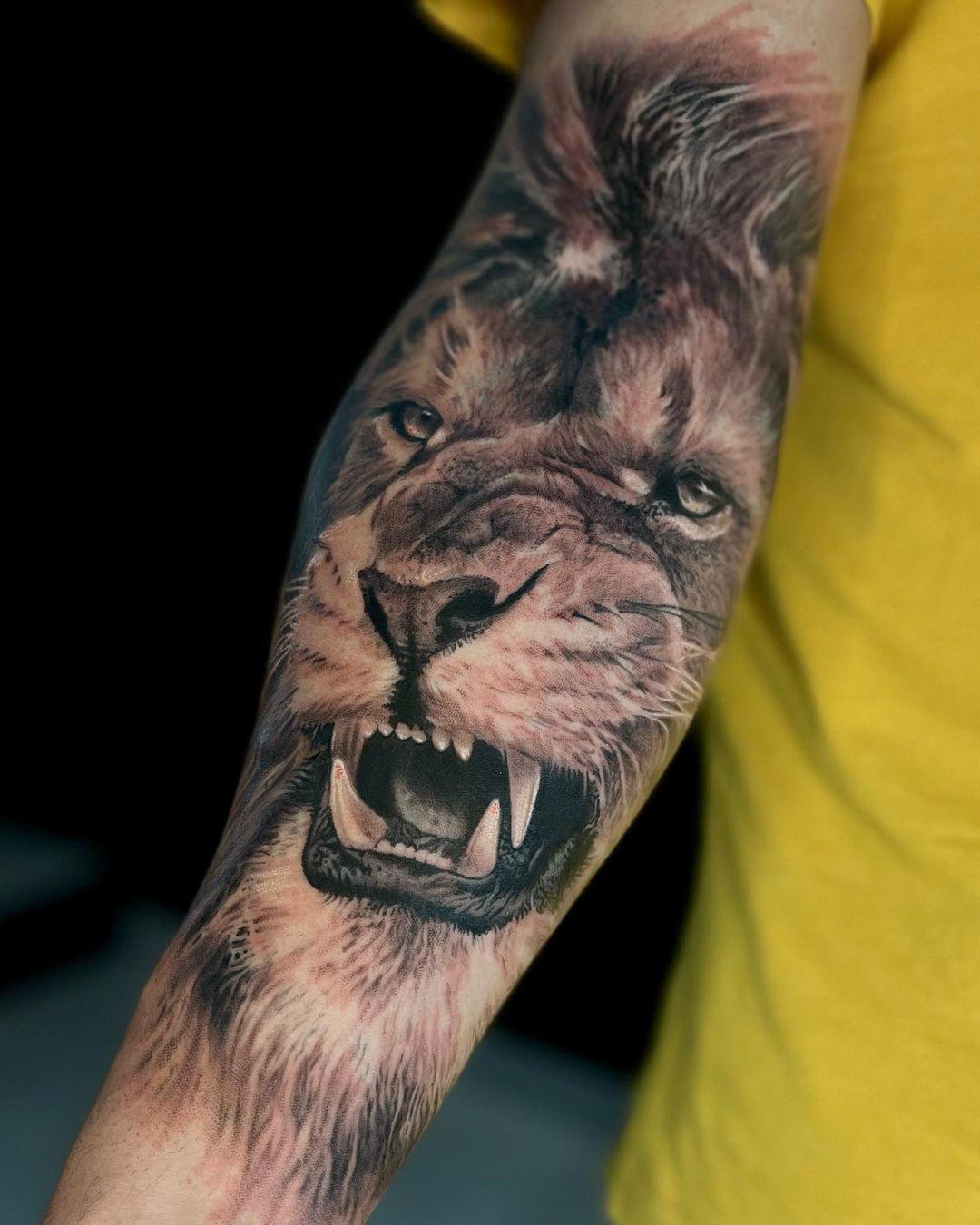 Tatuaj de leon realistas de familia rey leãn mandalasâ