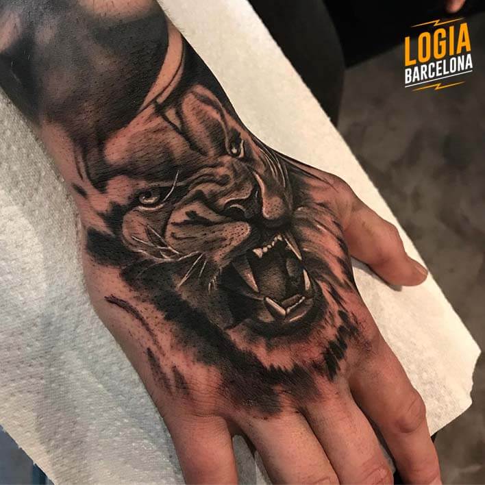 Tatuaje de leãn tatuajes logia barcelona