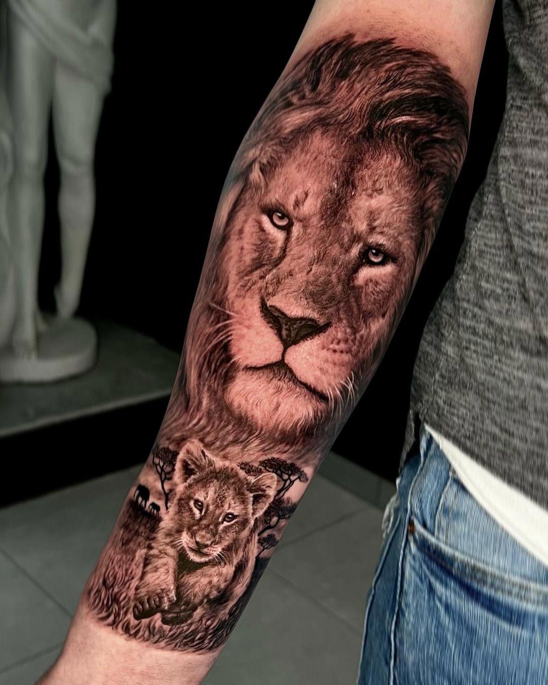 Tatuaj de leon realistas de familia rey leãn mandalasâ